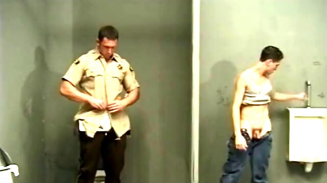 Cop gets a blowjob before arresting the motherfucker