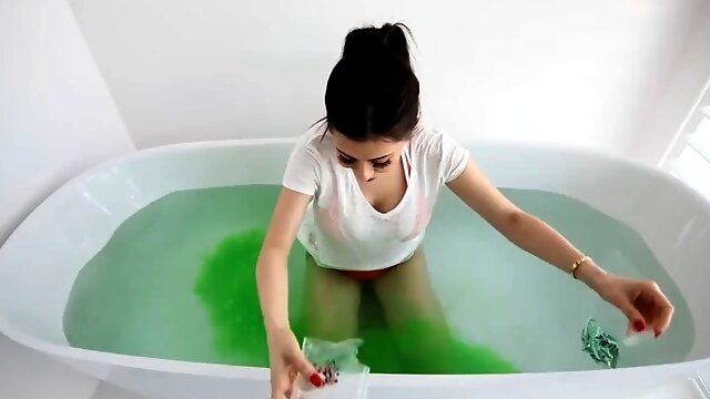 Azzy takes a slime bath