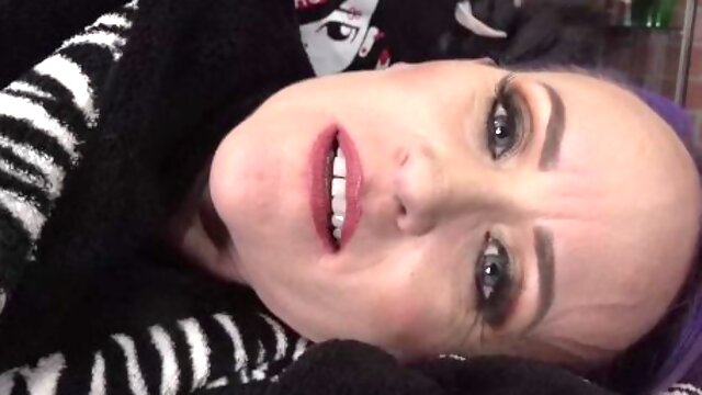 Tattooed MILF gets double stuffed by two dicks