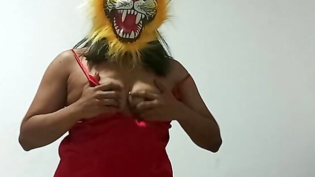 A BEAUTIFUL TIGRESS DOES AN EROTIC DANCE WITH MASTURBATION FOR HER FANS YOU CAN'T MISS IT..