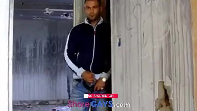 Espiando um macho latino amador se masturbando até o orgasmo