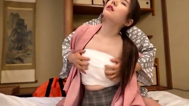 Asian masseuse fetish babe gives blowjob to her lucky client