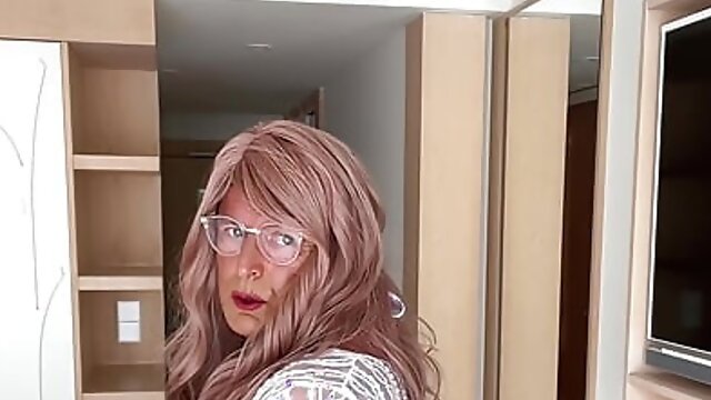 Amateur crossdresser Kellycd2022 sexy milf on holiday in my bikini