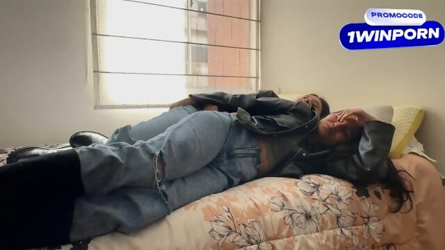 Two slutty lesbians fuck in leather jackets and boots.