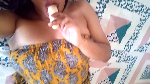 LATINA WITH HER BANANA SUCKING AND EATING IT, IMAGINES A DICK AND GETS RICH EXCITED