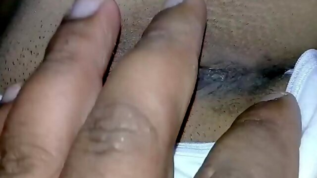 Mi jefe me pidio que lleve unos documentos a su casa y termino follando mi coño