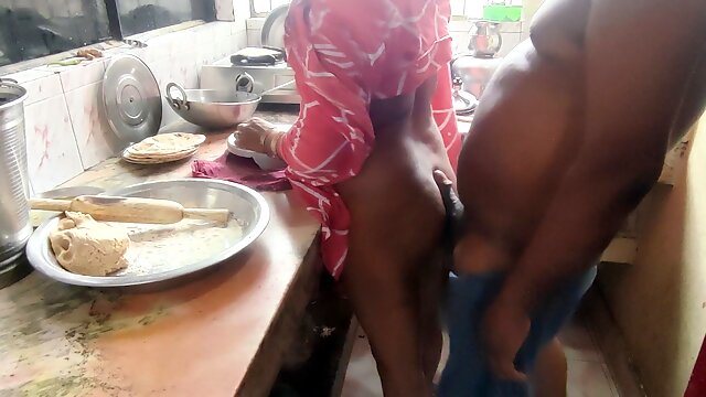 Village wali bhabhi ko kitchen me chodai kiya cooking time