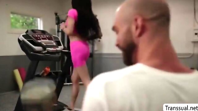 Muscle Man Analed Ts Goddess In The Gym