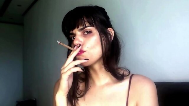 Smoking Latina