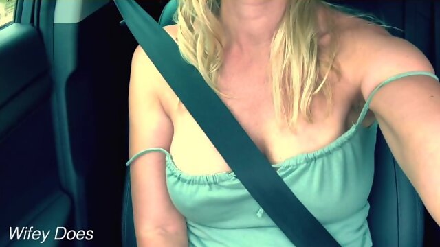 Wifey flashes her tits in the car