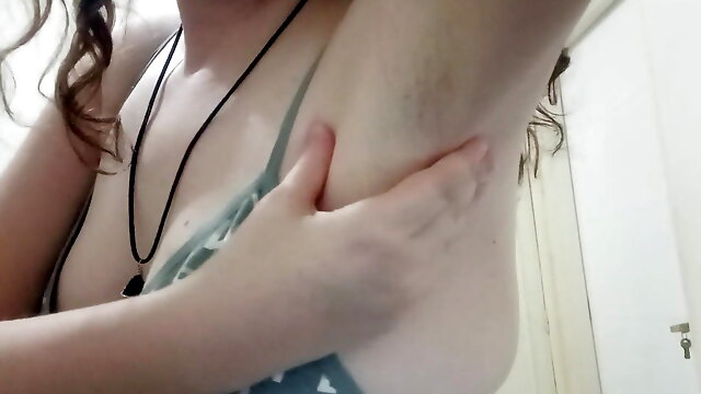 I show you my hairy armpits, do you like them?