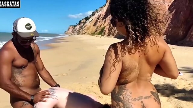 Two girls want to have sex on the beach and play football