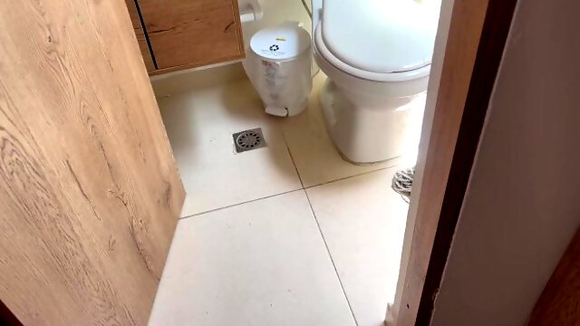 Encuentro a mi pequeña hermanastra acostada desnuda en mi habitacion y me dan ganas de follarla duro