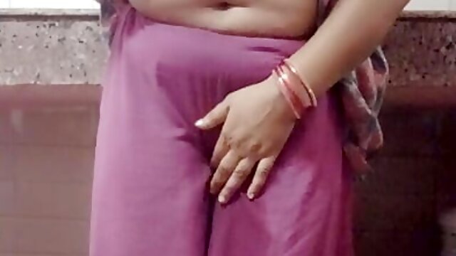 Hot sexy Kitu Bhabhi took out the water from the roof by filling brinjal in her pussy.