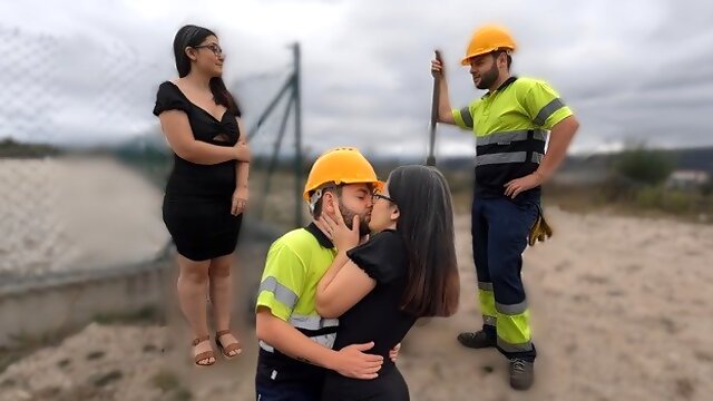 Trabajador de la construcción se folla a chica curiosa y se corre dentro .