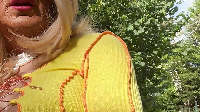 Crossdresser Outdoors, Cumshot