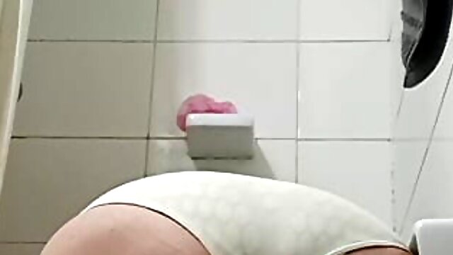 Milf washing showing her ass and pissing in the sink