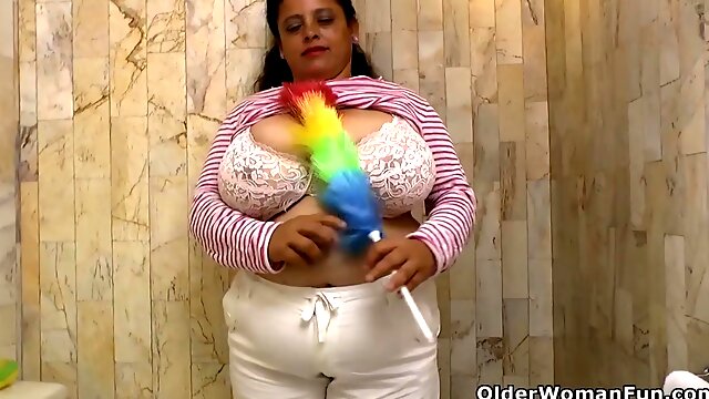 Latina BBW Rosaly makes cleaning the bathroom a bliss