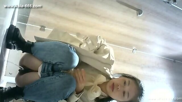 Chinese girls go to toilet.***