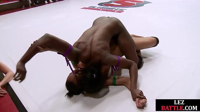 Lez wrestlers fingering pussy in public fight on mat