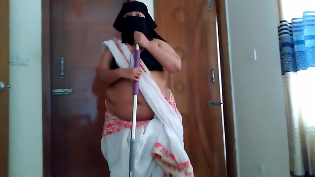 Saree Mein Sexy Maid Ko Dekh Kar Malik Ke Bete Ka Lund Khada Ho Jata Hai - Tamil Desi Hot Maid Fucks