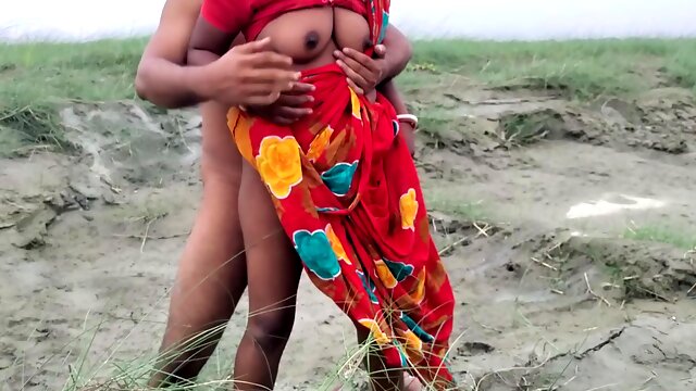 Indian woman wearing traditional outfit gets fucked in her mouth and pussy outdoor