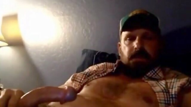 Bearded Muscle Daddy Jerks Off in Truck4444