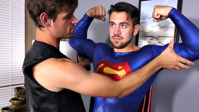 Superman jerking while pumped in erotic couple