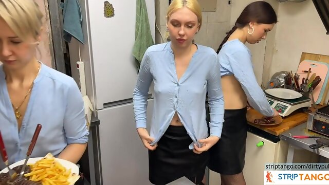 Dirtypub girls flash titis open cunt and jacking off in