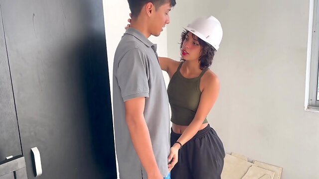 Teen supervisor gets fucked by the contractor to encourage him to work harder