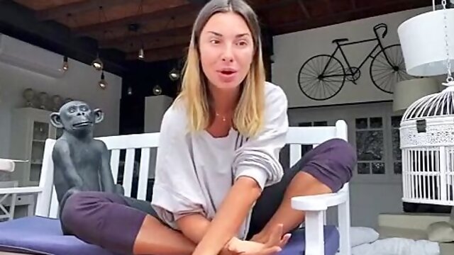 FOOT FETISH TUTORIAL how to give a FOOTJOB with Roxy Fox