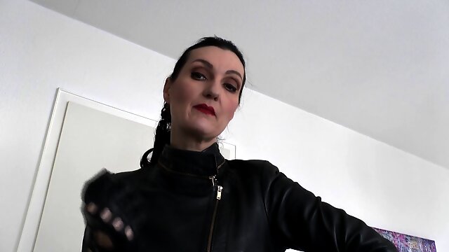 Sniffing Leather Gloves, mitt Over facehole dame Victoria Valente Instructions for Masturbating