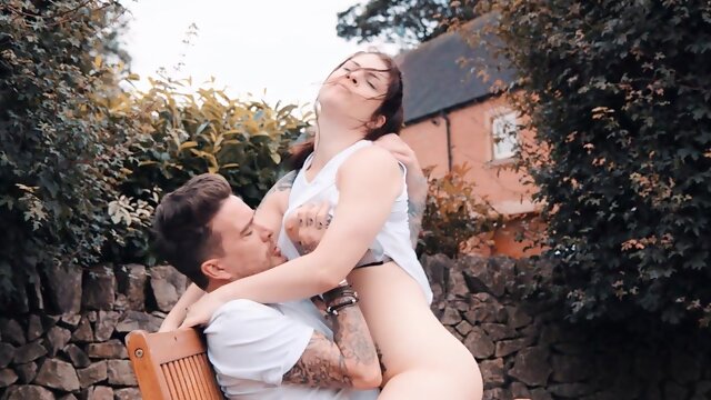 Outdoor dicking in a park with a horny darling - Laura Lions