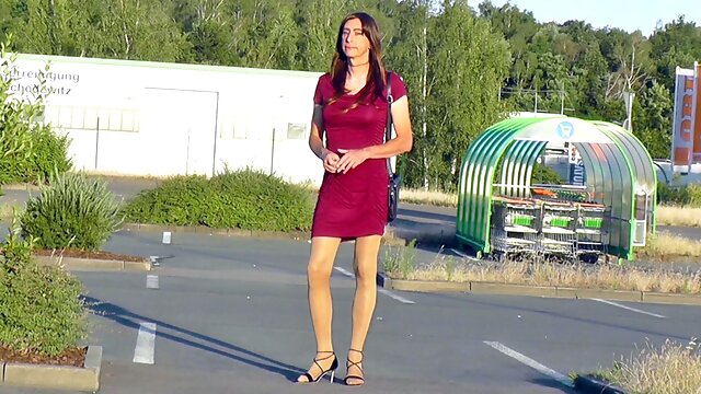 Crossdresser in very short dresses & skirts outside