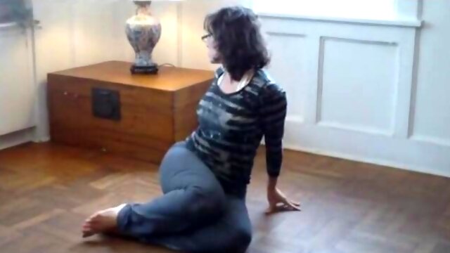 Sexy yoga booty MILF