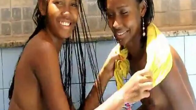 Ébène, Lesbiennes, Douche