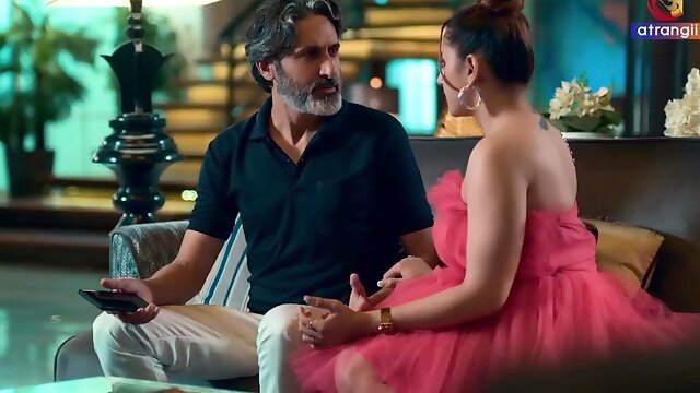 Sexy milf babe playing with dildo on webcam