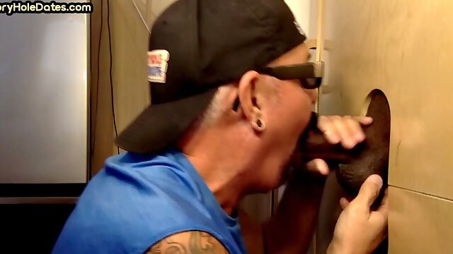 Gloryhole DILF sucks black dong at home till facial