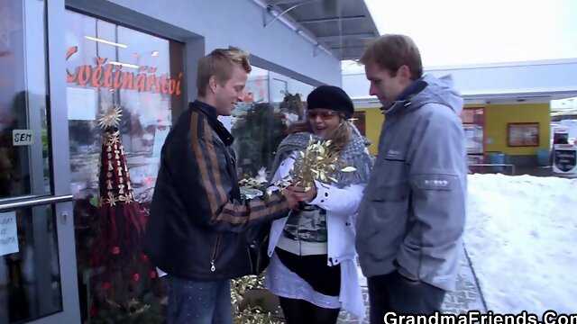 Old pussy fingering before double penetration