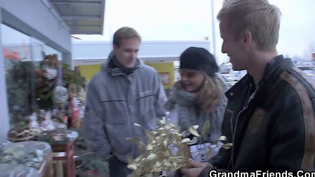 Picked up mommy gets banged from both sides