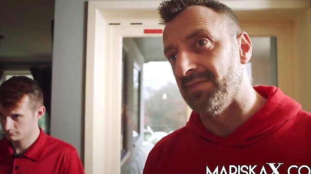 Special delivery for Indian MILF Sahara Knite