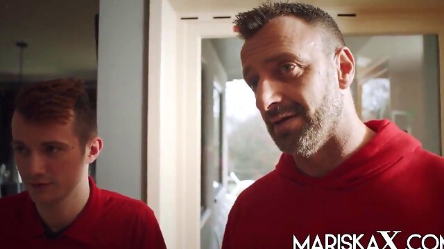 Special delivery for Indian MILF Sahara Knite