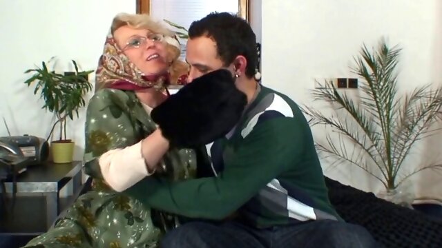 Shaved-pussy mature woman pleases an young dude