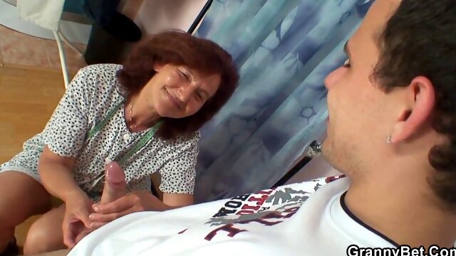 Customer fucks sewing old woman