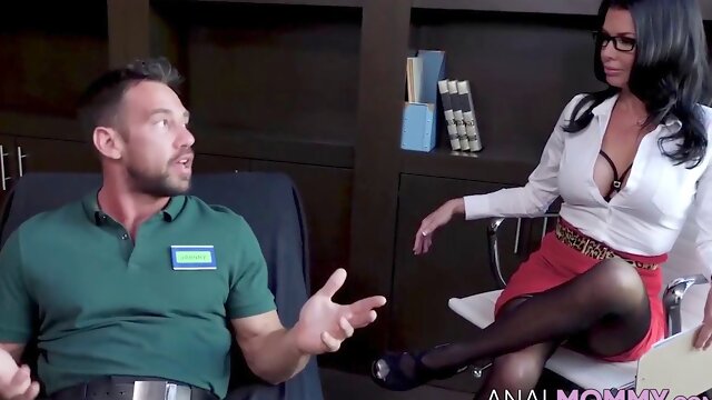 Magnificent cougar therapist heals her customer with her asshole