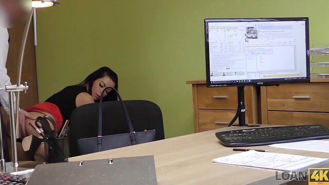 Loan4k. chica rusa monta la polla de un agente de préstamos en su oficina