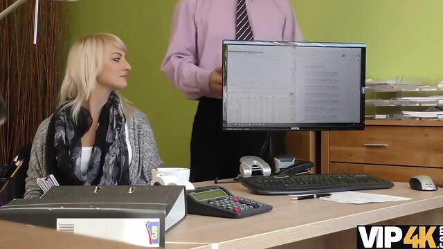 Vip4k. lagent frappe la chatte serrée de ladolescence puis il approuve le prêt des filles