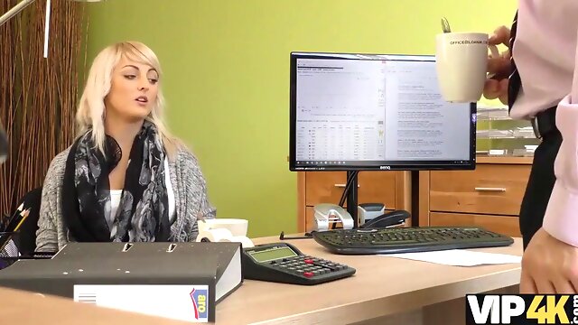 Vip4k. lagent frappe la chatte serrée de ladolescence puis il approuve le prêt des filles