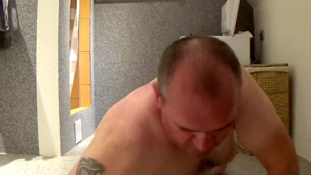 Pissing and splattering