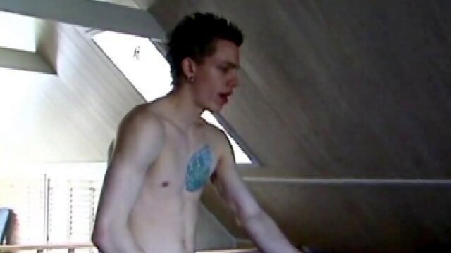 Nackt Beim Arbeiten Gay